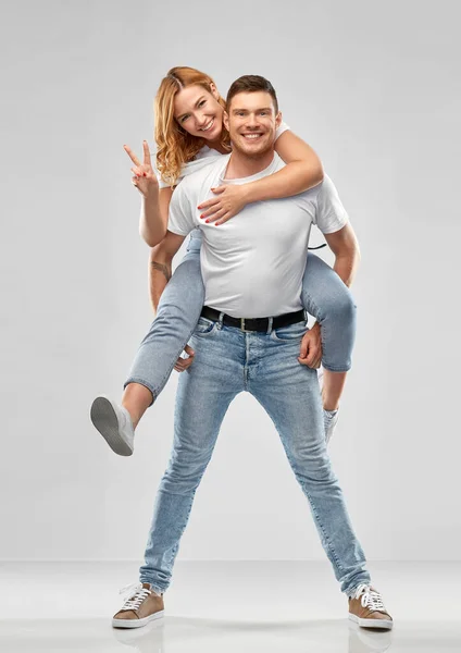 Casal feliz em t-shirts brancas se divertindo — Fotografia de Stock