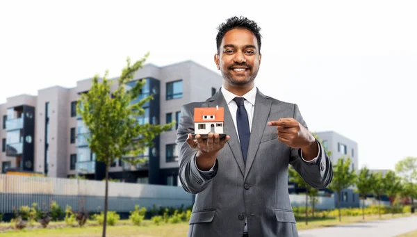 Indiase man makelaar met huis model op straat — Stockfoto