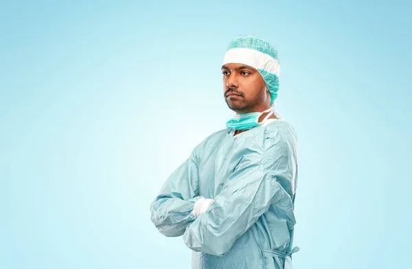 Indický lékař nebo chirurg v ochranném oděvu — Stock fotografie