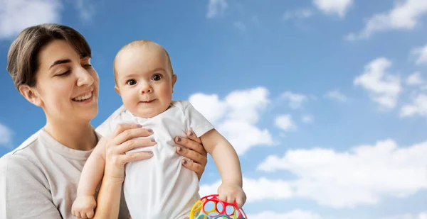 Feliz jovem mãe segurando pequena filha do bebê — Fotografia de Stock