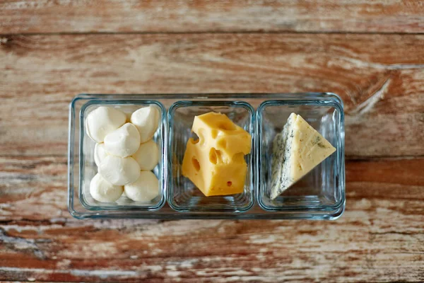 Diferentes tipos de queijo em copos de vidro — Fotografia de Stock