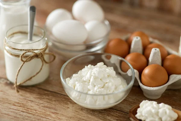 Cottage cheese, yogurt, milk and chicken eggs — Stock Photo, Image