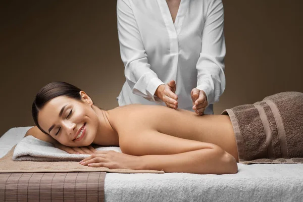 Kobieta leżąca i mająca masaż pleców w spa — Zdjęcie stockowe