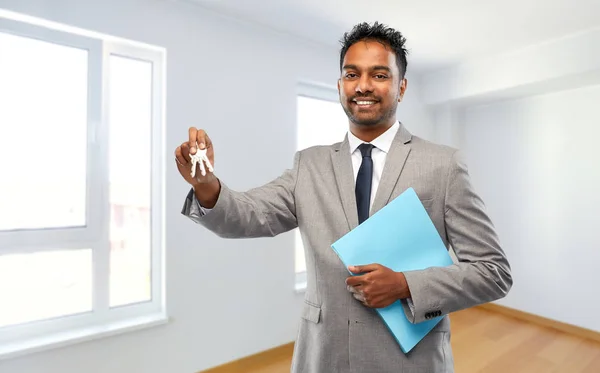 Indiase man makelaar met sleutel en map in nieuw huis — Stockfoto