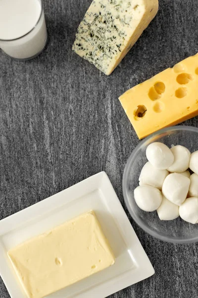 Différents types de fromage, verre de lait et beurre — Photo