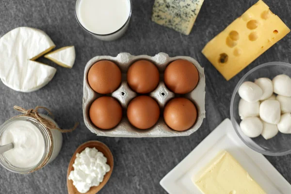 Milk, yogurt, eggs, cottage cheese and butter — Stock Photo, Image