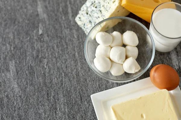 Mleko, jogurt, jaja, ser wiejski i masło — Zdjęcie stockowe