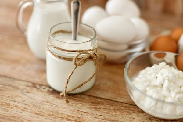 Kesost, yoghurt, mjölk och hönsägg — Stockfoto