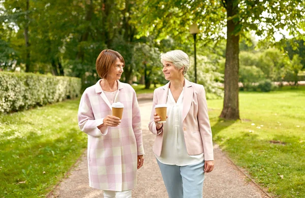 Senior kvinnor eller vänner dricker kaffe på Park — Stockfoto