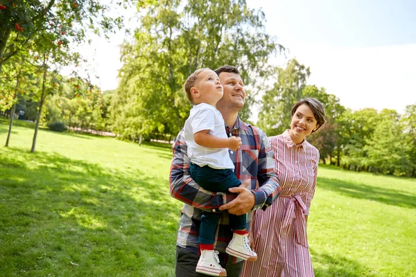 Yaz parkında mutlu bir aile — Stok fotoğraf