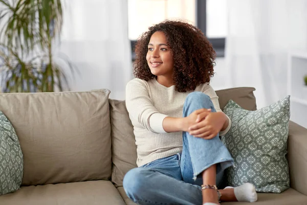 Heureuse jeune femme afro-américaine à la maison — Photo