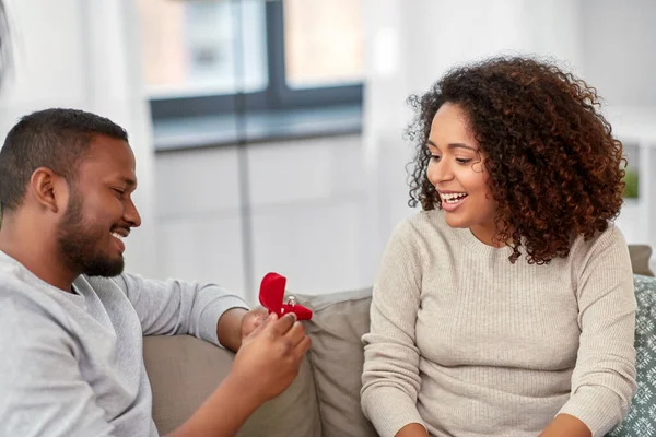 Africano americano hombre dando mujer compromiso anillo — Foto de Stock