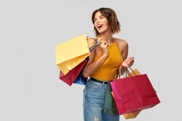 Feliz sorrindo jovem mulher com sacos de compras — Fotografia de Stock