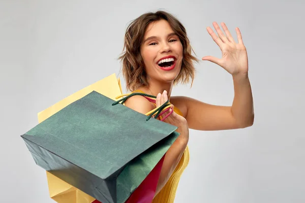 Glücklich lächelnde junge Frau mit Einkaufstüten — Stockfoto