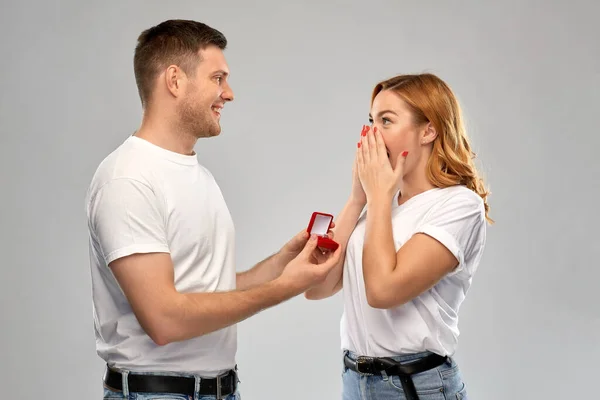 Hombre dando anillo de compromiso mujer en día de San Valentín — Foto de Stock