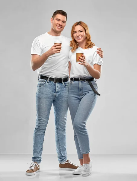 Retrato de pareja feliz con tazas de café para llevar — Foto de Stock