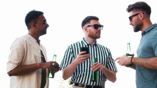 Hombres con teléfono inteligente beber cerveza en la azotea — Vídeos de Stock