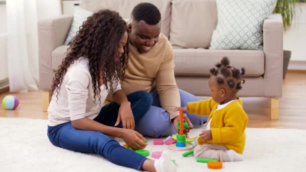 Afrikaanse familie spelen met baby dochter thuis — Stockvideo