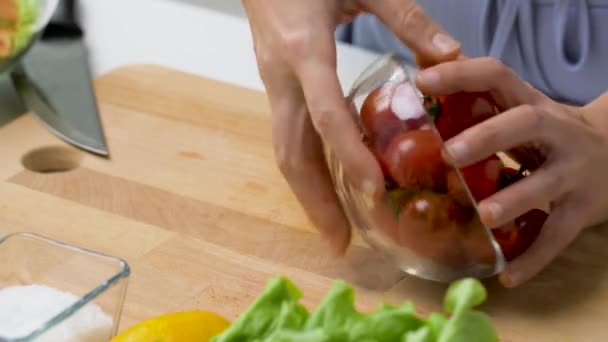 Mains enlever les queues de tomates cerises rouges — Video