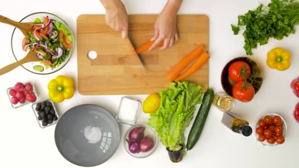 Donna che taglia carota con coltello da cucina a casa — Video Stock