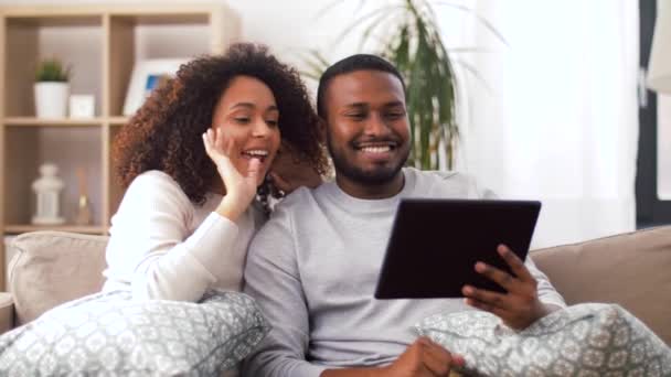 Pareja que tiene videollamada en la tableta PC en casa — Vídeo de stock