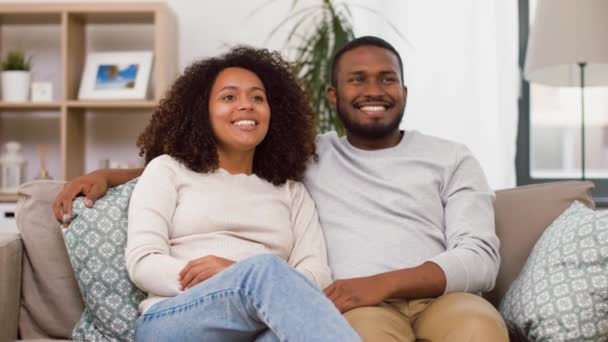 Feliz africano americano pareja besos en casa — Vídeos de Stock