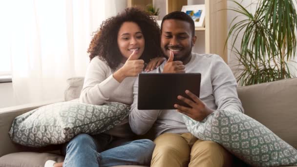 Ζευγάρι που έχουν βιντεοκλήση στον υπολογιστή tablet στο σπίτι — Αρχείο Βίντεο
