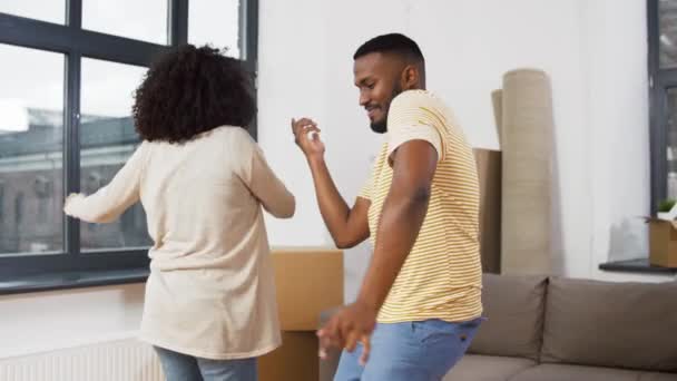 Feliz pareja mudándose a nuevo hogar y bailando — Vídeos de Stock