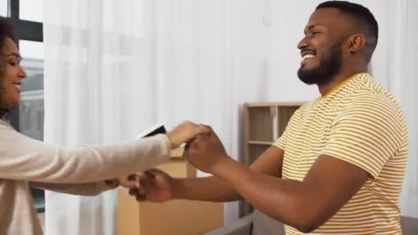 Couple heureux déménageant dans une nouvelle maison et dansant — Video