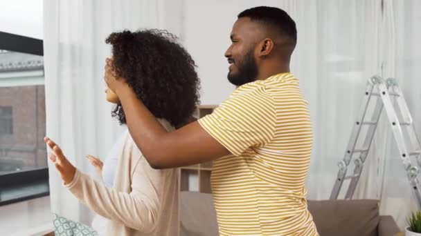 Casal feliz movendo-se para nova casa e abraçando — Vídeo de Stock
