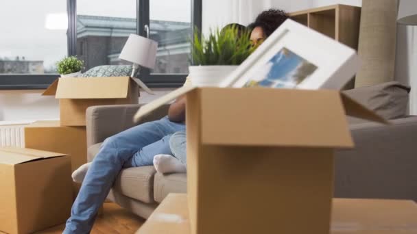 Casal feliz com computador tablet pc em nova casa — Vídeo de Stock