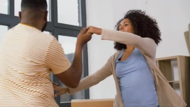 Glückliches Paar zieht in neues Zuhause und tanzt — Stockvideo