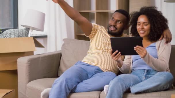 Casal feliz com computador tablet pc em nova casa — Vídeo de Stock