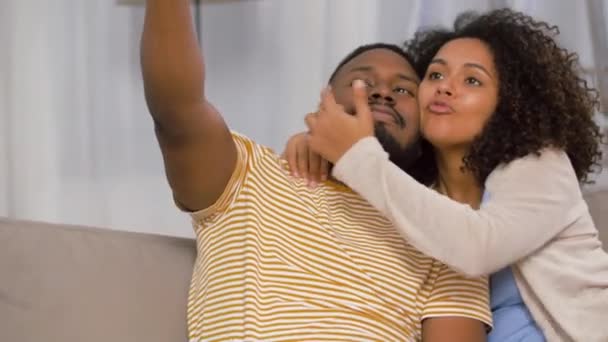 Gelukkig paar verhuizen naar nieuw huis en het nemen van selfie — Stockvideo