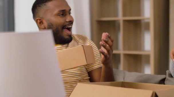 Feliz pareja con cajas mudándose a un nuevo hogar — Vídeos de Stock