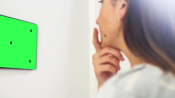 Mujer mirando la tableta en el hogar inteligente — Vídeos de Stock