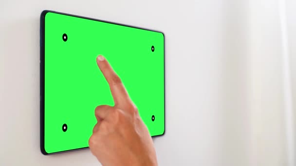 Mano tocando la tableta PC pantalla verde en el hogar inteligente — Vídeo de stock