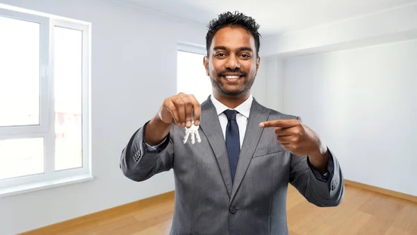 Indiaanse man makelaar met huissleutels in nieuw appartement — Stockfoto