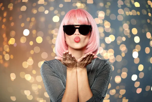 Mujer en peluca rosa y gafas de sol enviando beso de aire — Foto de Stock