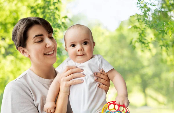 Lycklig ung mor håller liten baby dotter — Stockfoto