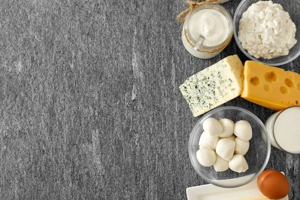 Leche, yogur, huevos, requesón y mantequilla — Foto de Stock