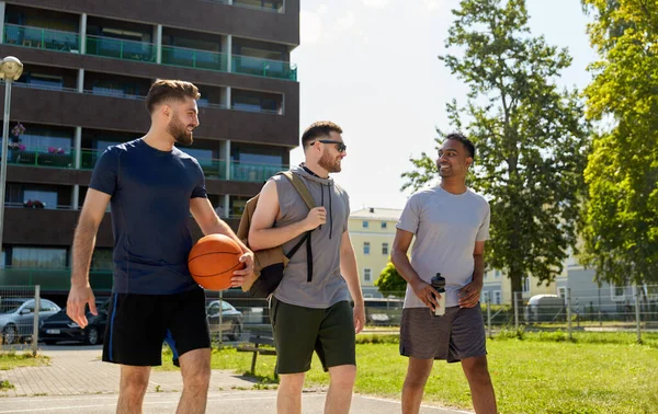 Groupe d'amis masculins va jouer au basket — Photo