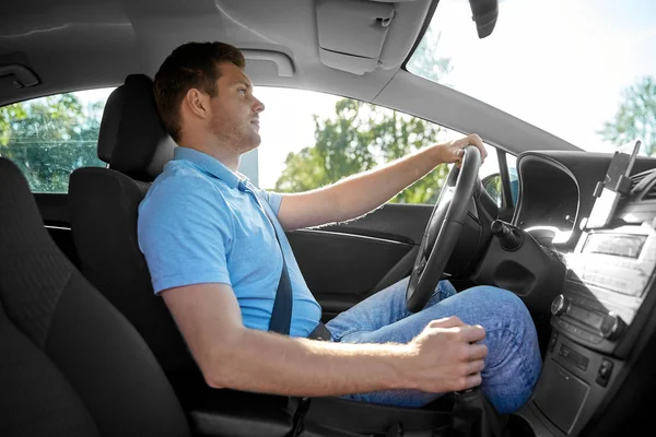 Mann oder Fahrer am Steuer eines Autos — Stockfoto