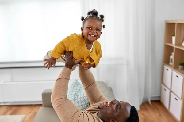 Gelukkig Afrikaans amerikaanse vader met baby thuis — Stockfoto