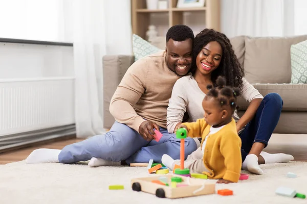 Afrikaanse familie spelen met baby dochter thuis — Stockfoto