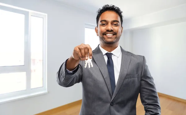 Indiaanse man makelaar met huissleutels in nieuw appartement — Stockfoto