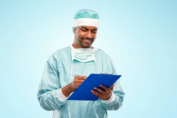 Indiase mannelijke arts of chirurg met klembord — Stockfoto