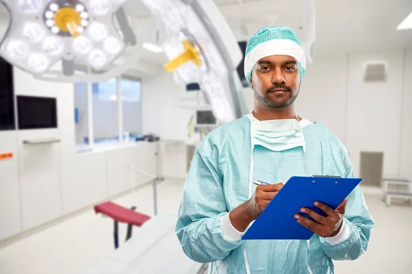 Indischer Chirurg mit Klemmbrett im Krankenhaus — Stockfoto