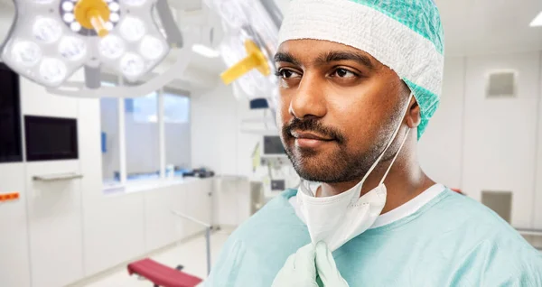 Hastanede Hintli erkek doktor ya da cerrah — Stok fotoğraf