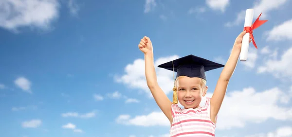 Havan tahtasındaki diplomalı mutlu küçük kız. — Stok fotoğraf